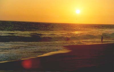 der strand von pie de la cuesta bei sonnenuntergang