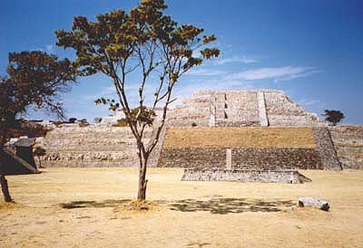 die große pyramide von xochicalco